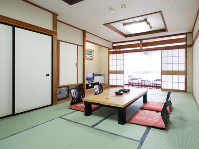 眺めのいい川側！和室12畳＋広縁（バス＋洗面＋トイレ付）
