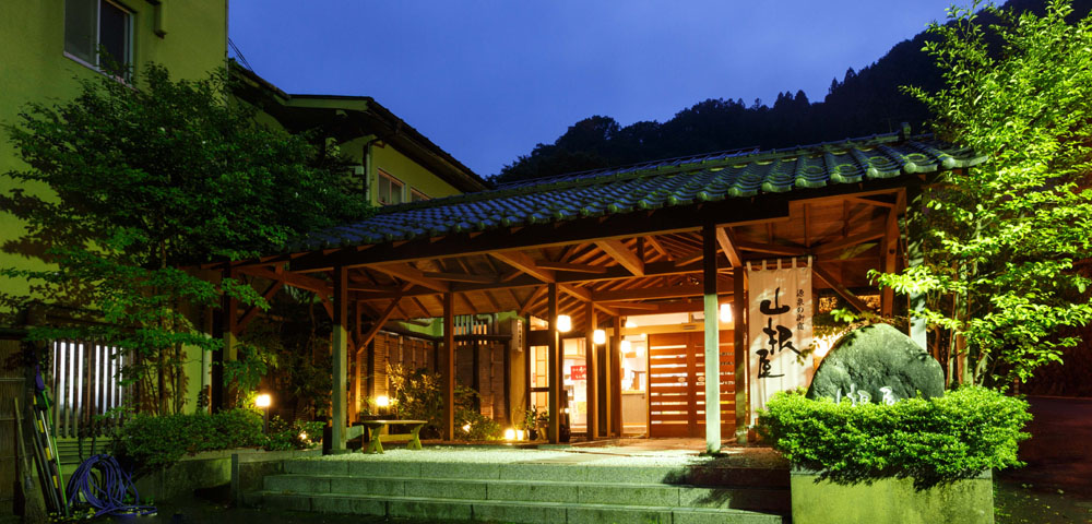 土湯温泉 山根屋旅館 夜の外観